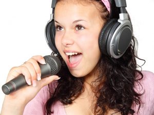 אוזניות לטלוויזיה לכבדי שמיעה - כל היתרונות